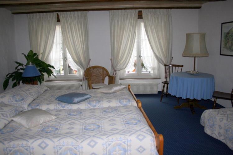 Hotel Zum Alten Schweizer Twann Room photo